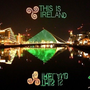 愛爾蘭舉行無人機表演點亮夜空 慶祝圣帕特里克節