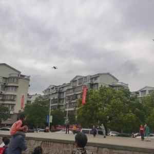 硬核！寧波這個(gè)社區(qū)上空5架無(wú)人機(jī)盤旋喊話 內(nèi)容是……