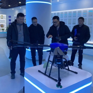 南京新農(nóng)發(fā)展集團有限責(zé)任公司董事長戴康順等領(lǐng)導(dǎo)參觀考察拓攻機器人 ...