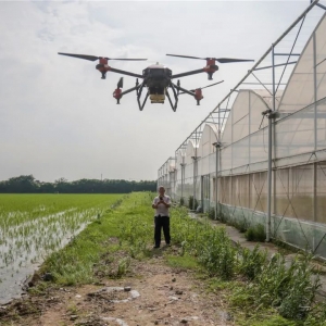 撒藥、除草、滅蟲……六旬老人田間玩轉(zhuǎn)無人機(jī)