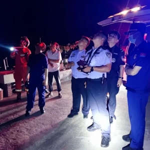 漢中一村民被困山中，警用無人機顯威將群眾救出