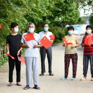 解封！南京溧水區(qū)毛家圩村村民對著無人機揮旗慶賀