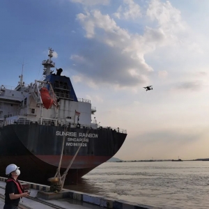 江蘇碼頭登輪檢驗人員利用無人機進(jìn)行水尺檢測